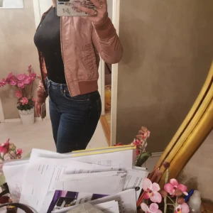  - Snygg rosa trendig jacka från Schott NYC, fick den i julklapp men inte i min smak. Endast använd en gång o de var när bilderna togs, mötes upp i STHLM. Original pris 1999 kr