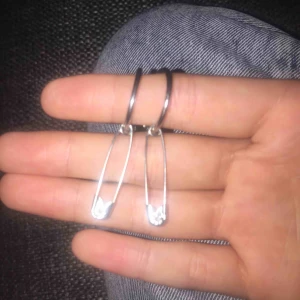  -  Jätte snygga Örhängen med säkerhetsnålar i färgen silver :)