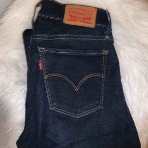  - Mörkblåa tighta jeans från Levi’s (äkta). Skulle säga att de passar en XS/S beroende på hur tight man vill dom ska sitta. Medelhög midja. 