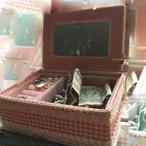  - Långt halsband i färgen silver med metal löv och pärlor kan fraktas snabbt och köparen står för frakt ordinarie pris är 129kr säljer på grund av ingen användning :)