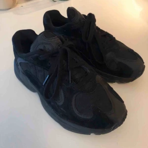  - Nya Adidas Yung. I mycket fint skick. 