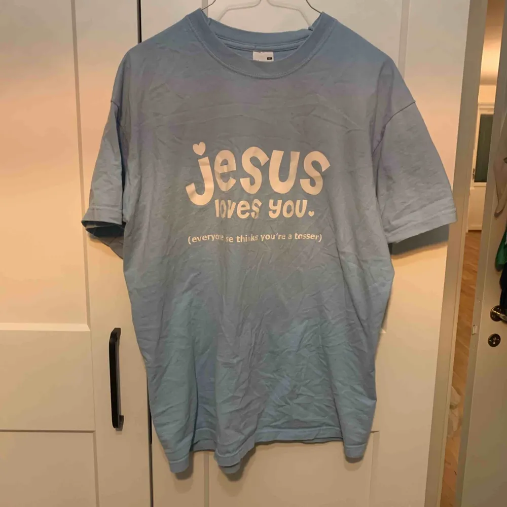 Babyblå t-shirt där det står ”Jesus loves you (everyone else thinks you’re a tosser)”, köpt secondhand, inkl frakt. T-shirts.