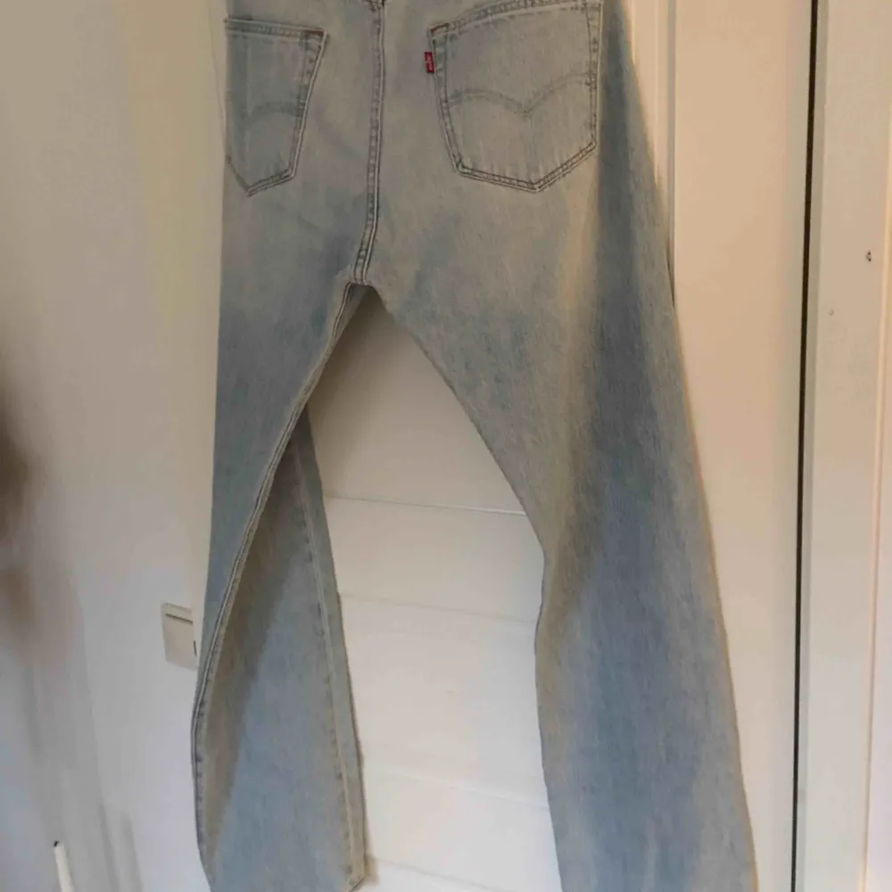 Vintage Levis 501 i väldigt fint skick! Frakt tillkommer🧩. Jeans & Byxor.