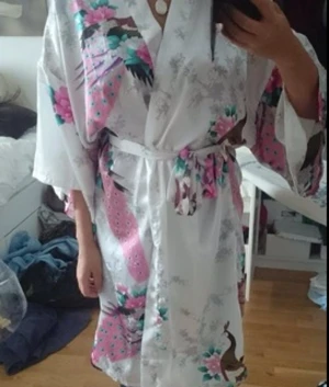  - Morgonrock i silkeliknande material. Använts endast två ggr. 

