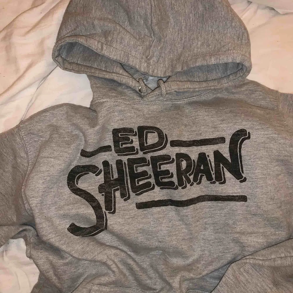Ed Sheeran hoodie storlek S. Lite stor, så den sitter löst och skönt och passar superbra till XS-M. Säljer för 150, inköpspris var 450kr. Frakt tillkommer :). Hoodies.