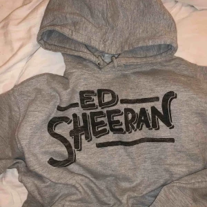  - Ed Sheeran hoodie storlek S. Lite stor, så den sitter löst och skönt och passar superbra till XS-M. Säljer för 150, inköpspris var 450kr. Frakt tillkommer :)