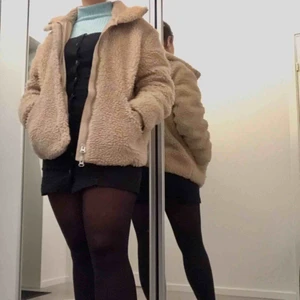  - Gräddvit kort teddyjacka i bra kvalitet. Den är varm och bra till vintern. Ganska väl använd men i fint skick!