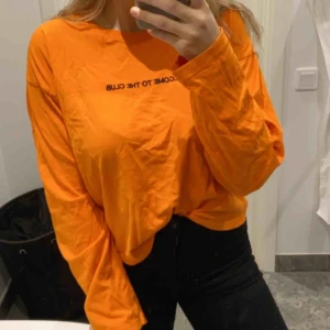  - Orange tröja från carlings i stl L, men som ni ser på bilderna är den liten för sin storlek. Köparen står för frakten🥰