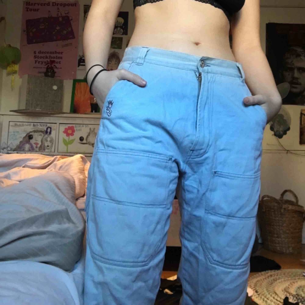 ljusblå baggy trekvarts shorts med mörkare sömmar, 6 st stora rymliga fickor . Shorts.