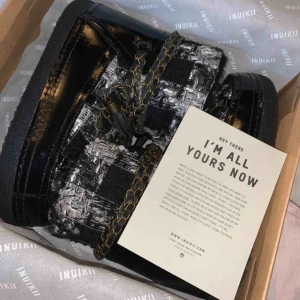  - Inuikii i storlek 39, passar 38! Är lite osäker på vad modellen heter. Hör av er om ni har fler frågor! Kan tänka mig sänka vid snabb affär😍 Kartong & tyget som ligger över skorna när de kommer medföljer! 