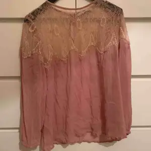 Rosa blus från MNG. Passar en storlek S bra. Övre delen av tröjan som är spets är genomskinlig, behövs ett linne under.  Frakt kostar 22kr, köpare betalar.  