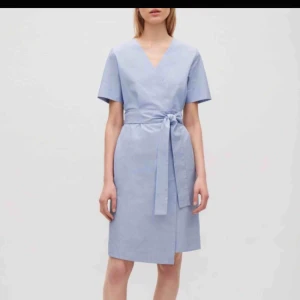  - Superfin klänning från COS. Aldrig använd med prislapp kvar. 