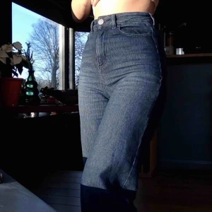  - Ett par mörkblå jeans köpta här på plick. Manchesterkopia med vida ben och trekvartslånga