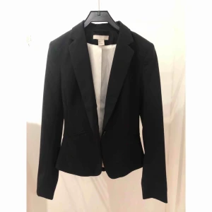  - Svart figursydd kavaj från H&M i storlek 34. Använd en gång.