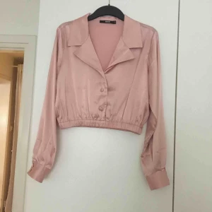  - Säljer min snygga skjorta från bikbok, den är använd en gång och är därför i superfint skick!