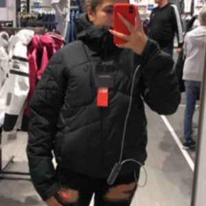 Peak performance jacka  - En peak performance jacka, ord. Pris 2800kr o säljer för 1200kr. Använd sparsamt förra vintern. Bra skick. Den är fett varm ock skön. Köparen står för frakt. Priset kan diskuteras.