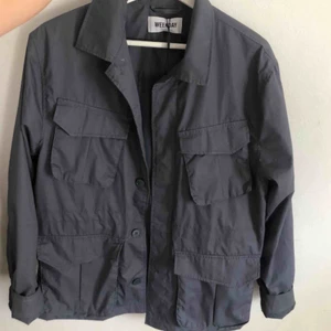  - Svinsnygg vårjacka som tyvärr är för liten. Jättebra skick! Blågrå färg och som går att spänna i svanken. Passar XS-liten M beroende på hur den ska sitta🌼