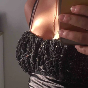  - jätte fin mörk och glittrig klänning, köpare står för frakt. fråga gärna om fler bilder