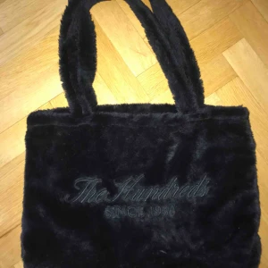  - Väska i syntetisk päls från the hundreds! Mått: 38x51cm, rymmer alltså en hel del!  Gratis frakt!! 