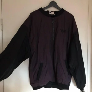  - Säljer denna balla bomberjackan med tryck på ryggen! Går utmärkt att sätta en tofs i ryggen och vika in den så den blir kort om man vill! ❤