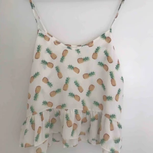  - Söt topp, köpt på storenvy. Använt 1-2 gånger. Inga hål eller fläckar. 