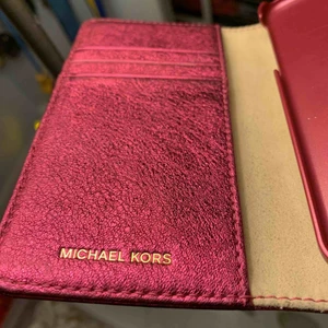 Micheal Kors skal - En rosa guldigt plånboksskal från Micheal kors! Använd 1-2 gånger pga inte min stil, fick den i julklapp. Inga repor alls, nyskick! Passar till iPhone 7 & 8. Kan mötas upp i Stockholm! Nypris 1000kr, men säljer nu för mycket billigare🤪👍🏽 