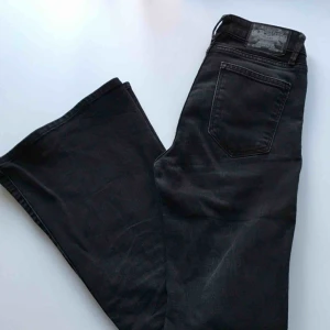  - Svarta jeans med bootcut från crocker, det är storlek 27 men jag tycker de är rätt små i storleken