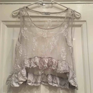  - Tunn ”topp” i spets, kan användas över ett linne eller som crop top! storlek M.  ⚠️OBS! HÄMTAS i Hornstull alternativt skickas mot att köparen betalar fraktavgift. Möts endast upp om köparen köper för 100kr eller mer!⚠️