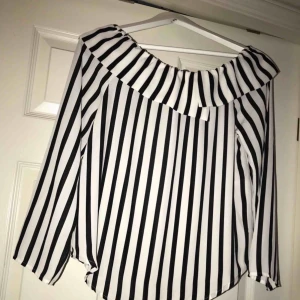  - Jag säljer denna fina off shoulder blus från Gina Tricot då den inte passade mig. Aldrig använt endast provad. 200 :- + frakt  Strl 36
