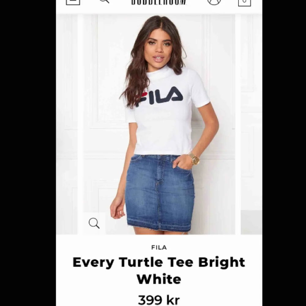 Stretchig t-shirt från FILA med hög krage i storlek M. Använd 2-3 gånger så den är i toppskick! Andra bilden är lånad från Bubbleroom. Köparen betalar frakt på 30 kr. 🌻. T-shirts.