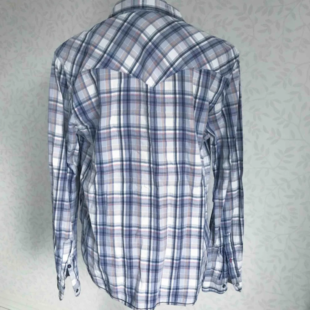 Rutig herrskjorta i blandade färger från Crocker! Fint skick 🌟 frakt på 40 kr tillkommer. Skjortor.