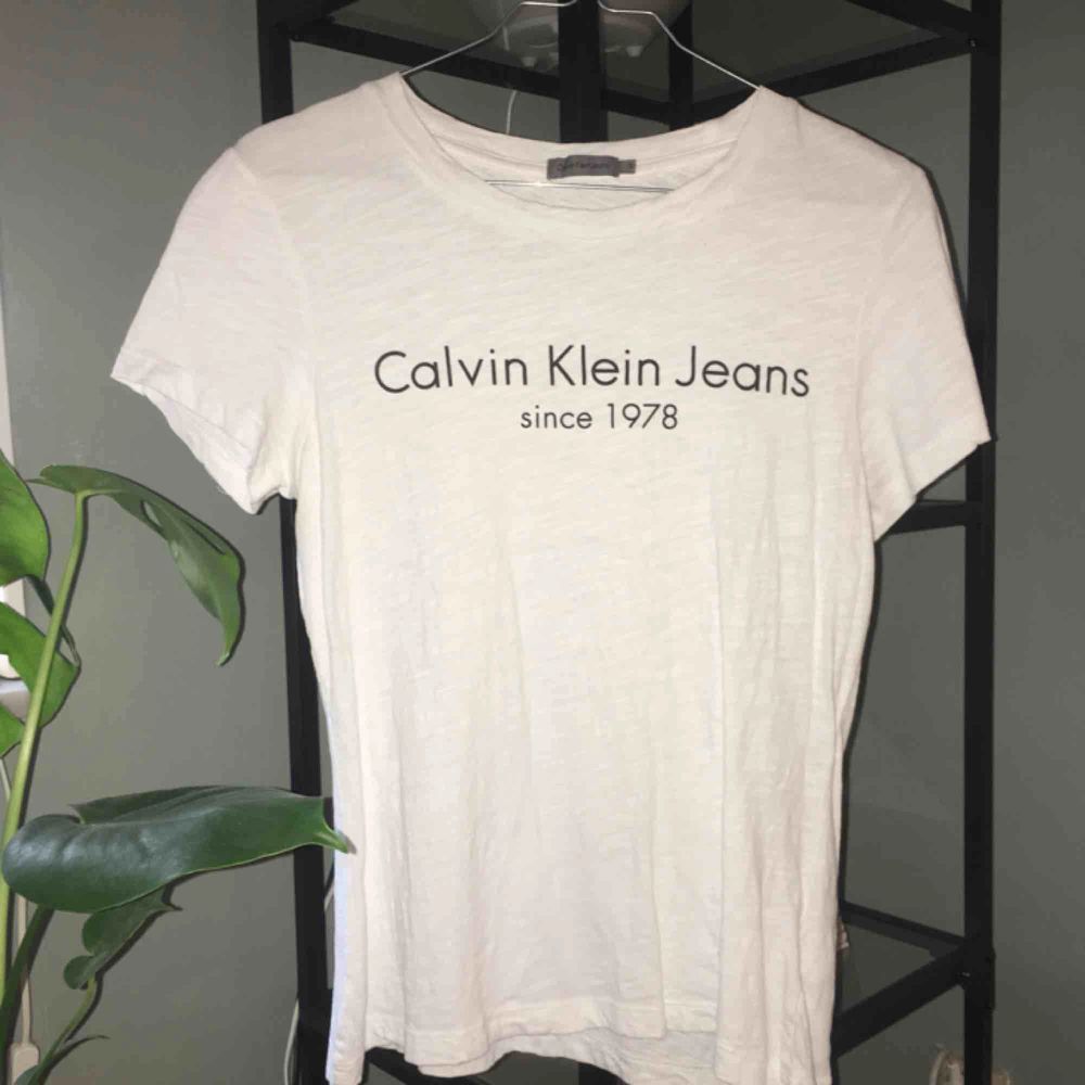 Calvin Klein T-shirt använd fåtal gånger så är i fint skick! Priset är inklusive frakt . T-shirts.