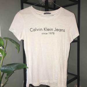 Calvin Klein T-shirt använd fåtal gånger så är i fint skick! Priset är inklusive frakt 
