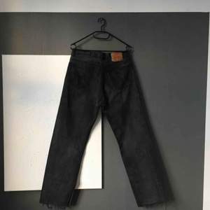Oanvända! Vintage Levi’s jeans. Svart/grå.