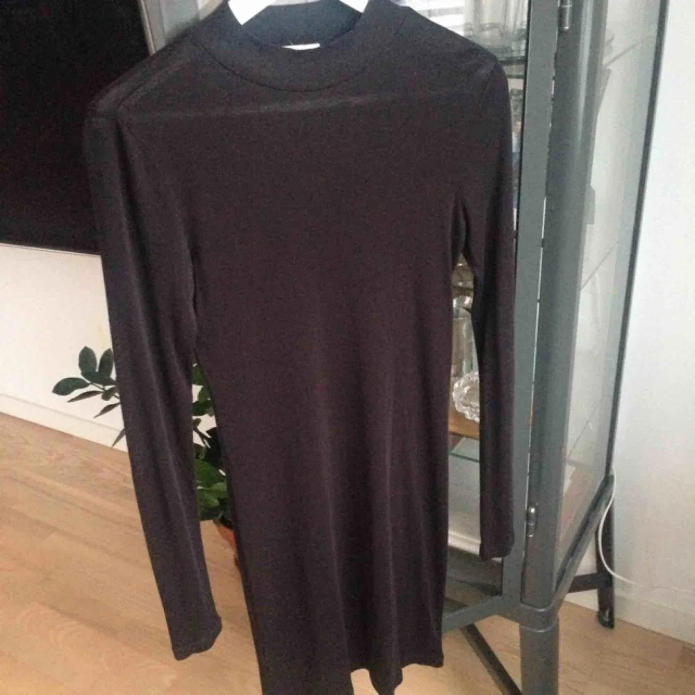 Superskön svart klänning från H&M i storlek 36, men passar också en 34. Finstickad och mjuk med halvpolo.. Klänningar.