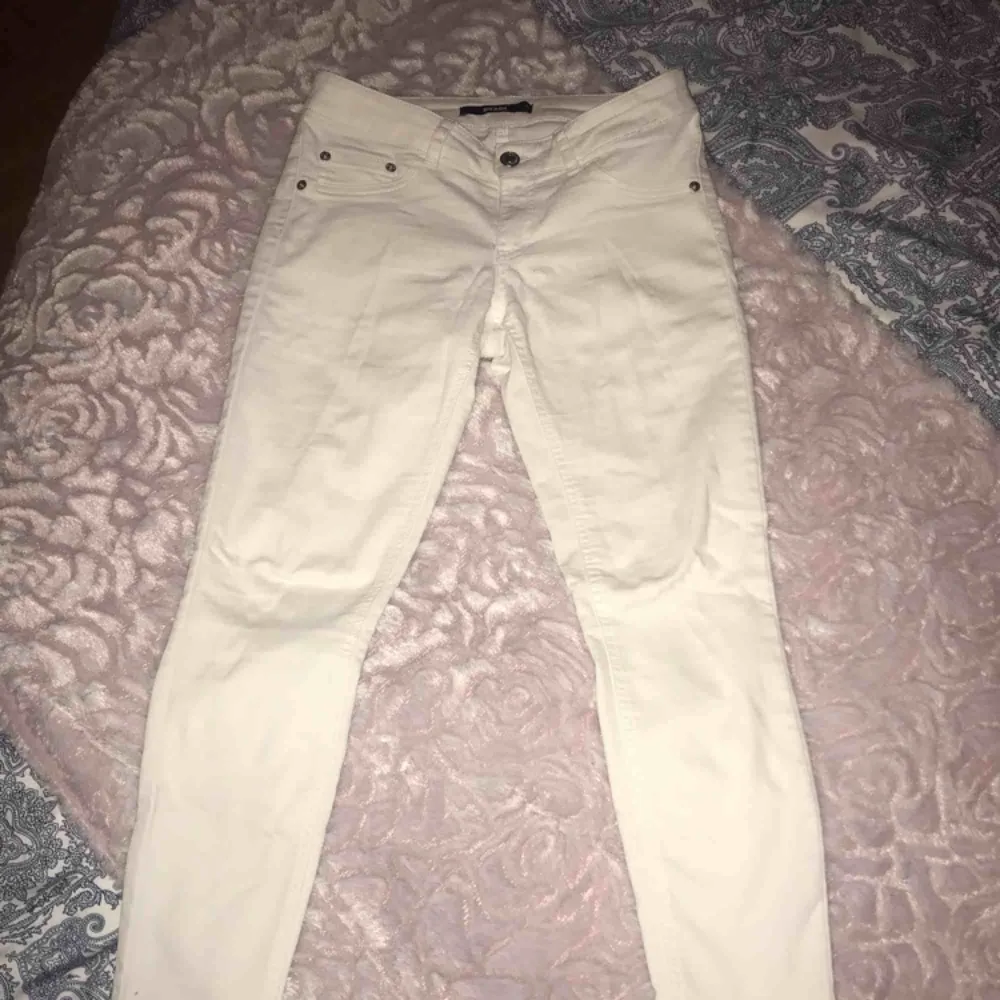 Vita jeans i bra skick. Från Bikbok. Låga i midjan. 50 kr.. Jeans & Byxor.