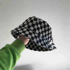  - Rutig buckethat från ASOS som tyvärr aldrig riktigt kommit till användning. 