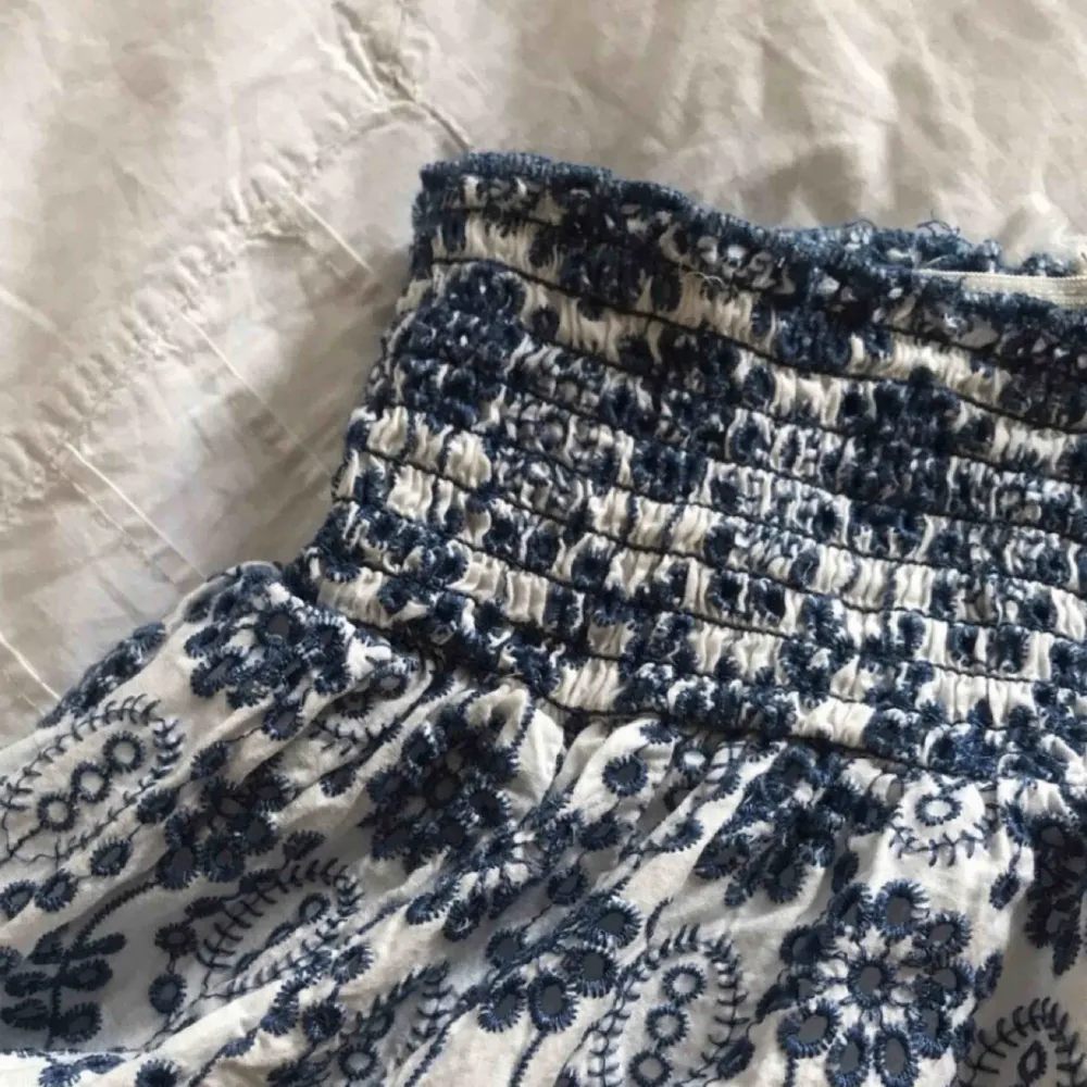 Supersöt kjol köpt sommaren 2018 endast använd ett fåtal gånger på grund av att den inte riktigt stämmer överens med min stil.  Stretch i midjan  Storlek: M  Kan fraktas gratis eller mötas upp i Lund/Malmö. Kjolar.