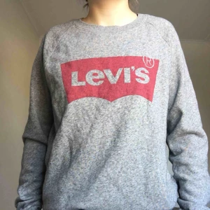  - Knappt använd levis tröja i strl xs men passar även s o kke en mindre M❤️