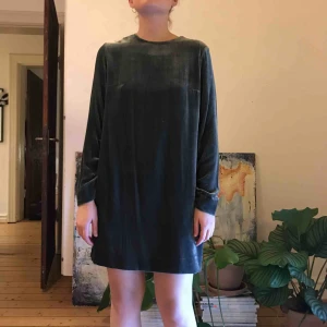  - Sammetsklänning som skiftar i grönt och silver