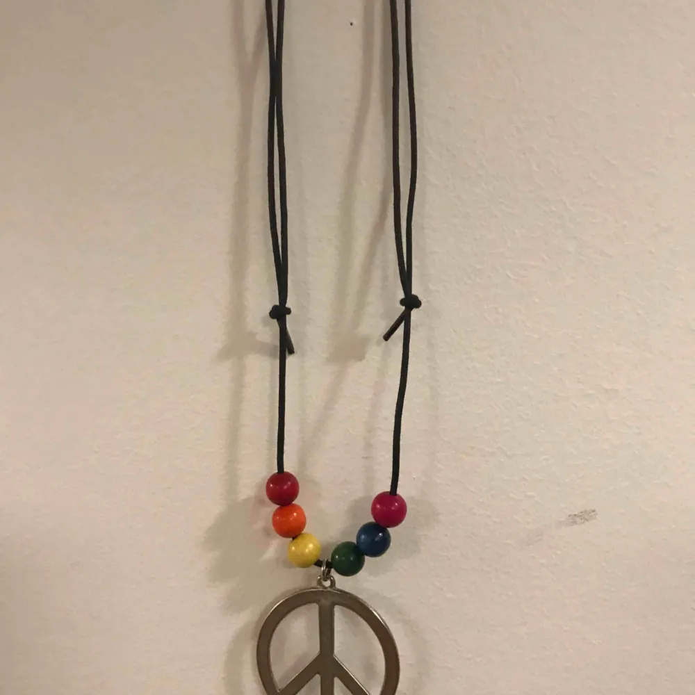 Peace & Pride halsband med ställbara knutar så längden går att reglera. 19:- plus frakt 9:- = 28:-. Accessoarer.