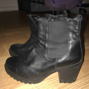  - kängor med rejäl klack som gör dem skönare att gå i, storlek 40 och väldigt fina! finns i värnamo eller skickas mot att köparen betalar frakt <3