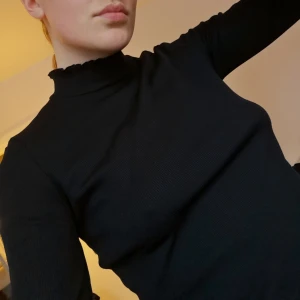  - Det står L i tröjan men jag skulle mer säga att det är en M (jag har vanligtvis 36-38 i tröjor beroende på modell). I mkt bra skick! 