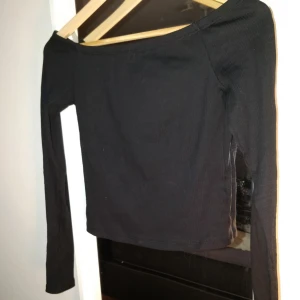  - Svart offshoulder topp. Använd fåtal gånger.