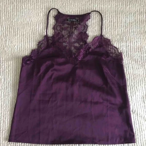  - oanvänd party topp i lila  storlek 36