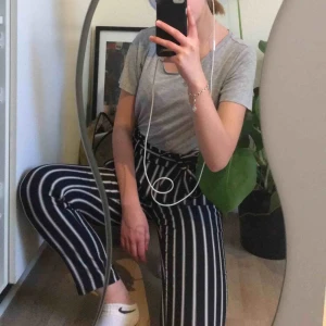  - Asfräna marinblå randiga byxor från stradivarius. Jag är 160 cm och längden är perfekt (ner till ankeln), dragkedja på sidan och tygskärp runt midjan. Frakten intäknas  i priset men kan även mötas upp runt Växjö/Åseda (priset blir då 100kr) 🥰