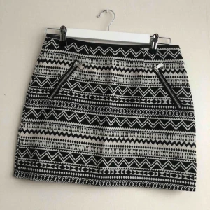  - Jättefin kjol,köpte utomlands. Storleken 34 men jag skulle säga att det snarare är en 36a. Frakt tillkommer😊