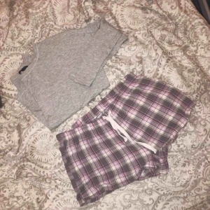  - Säljer ett pyjamas set (är inte köpt som ett set men passar väldigt bra ihop), som nytt. Passar S-M, 80kr + 40kr frakt via swish.