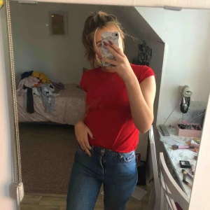  - Röd t-shirt från na-kd