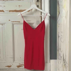  - Klänning från fashionkilla som måste gå för den passar inte mig! Det är en liten skada nedanför bröstet därmed billigt pris. Betalning sker via swish och köparen står för frakten💕